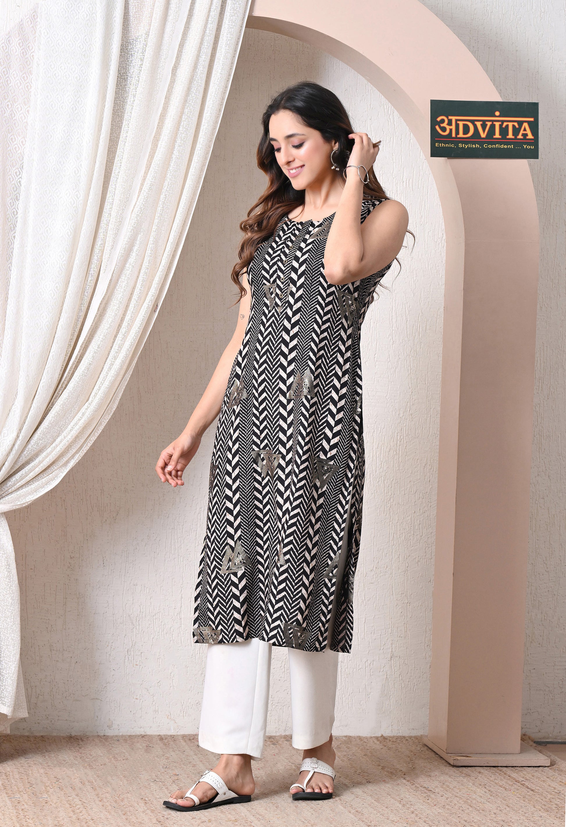 Women black geometric print kurti for daily wear